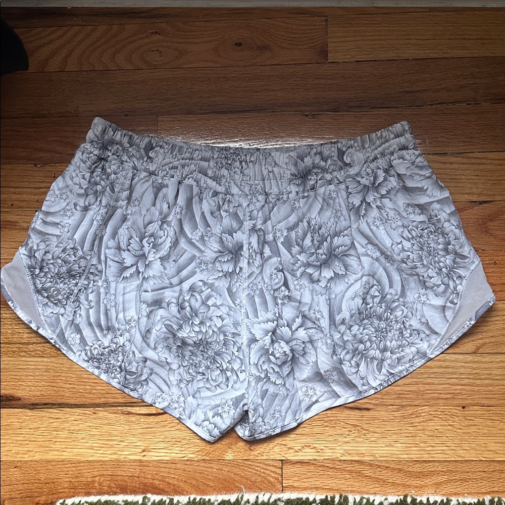 Lululemon Hotty Hot Shorts in the Mini Twine White Multi / White color - Picture 4 of 11